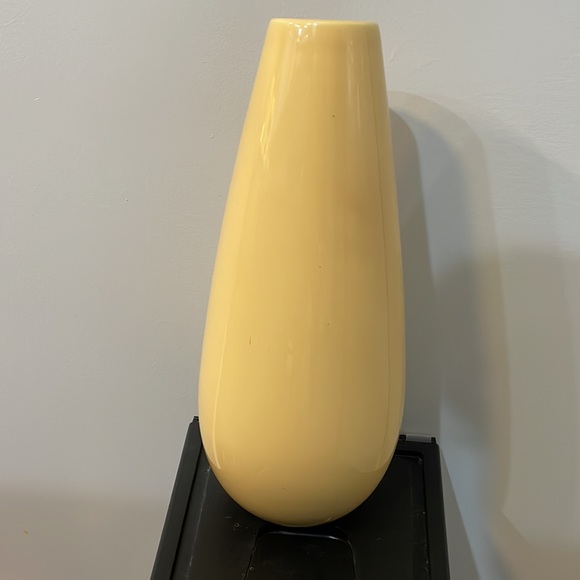 Ceramic accent vase; canary yellow; perfect condition - Picture 4 of 7